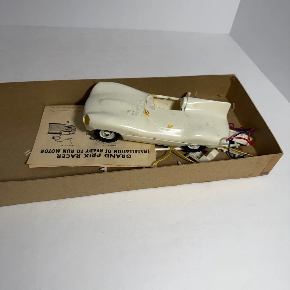 Lindberg Grand Prix Racer Motorized Plastic Model Kit Kit No. 652M-100